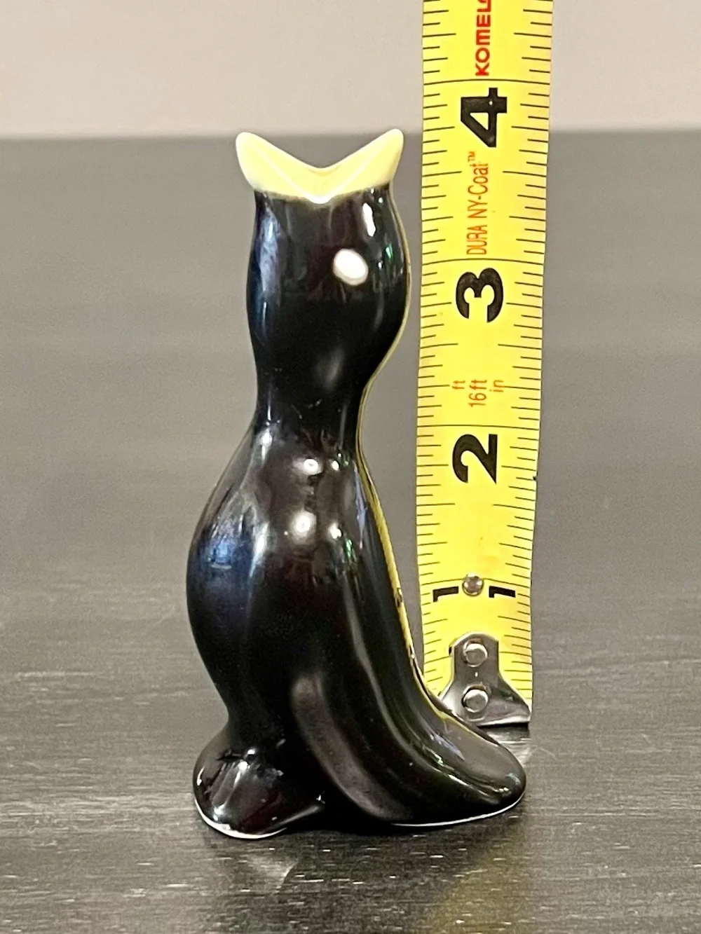VTG Ceramic Blackbird Pie Bird Vent Funnel Crow Yellow Beak Kitschy 3.75” MCM